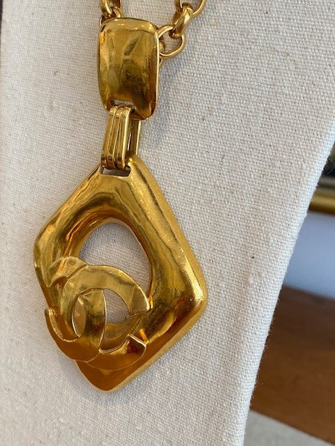 Chanel, Collier médaillon double C