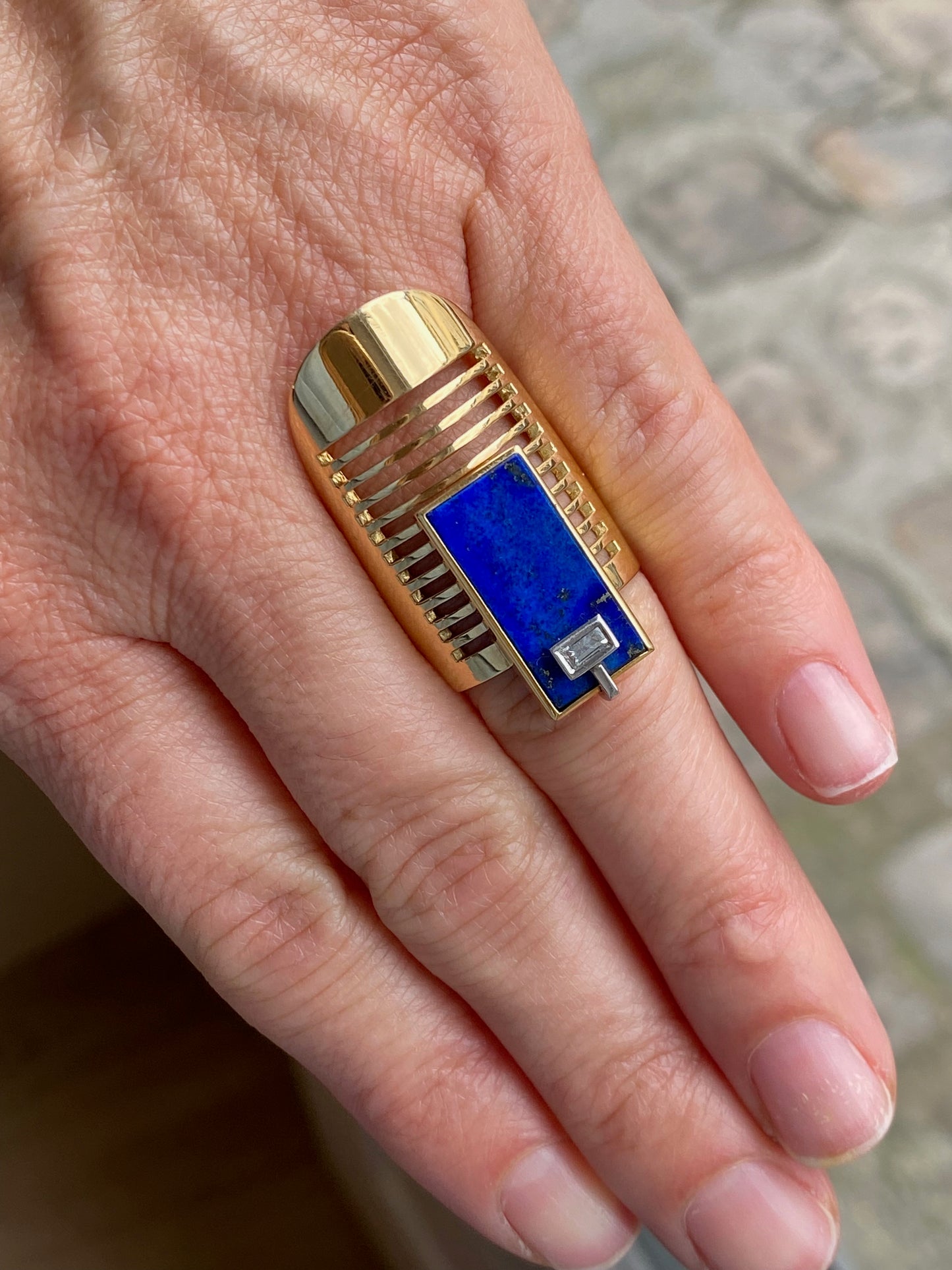 JANINE RENARD (1947), BAGUE MODERNISTE LAPIS LAZULI DIAMANT