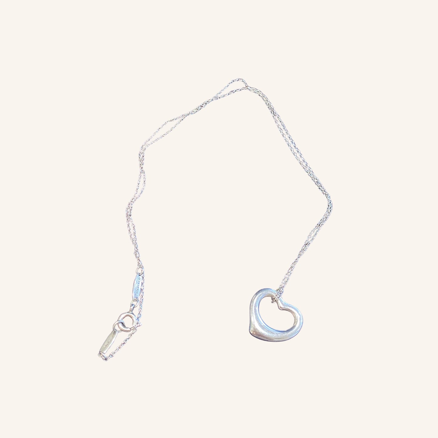 Tiffany & Co, par Elsa Peretti (1940-2021), Collier  en argent "Open heart"