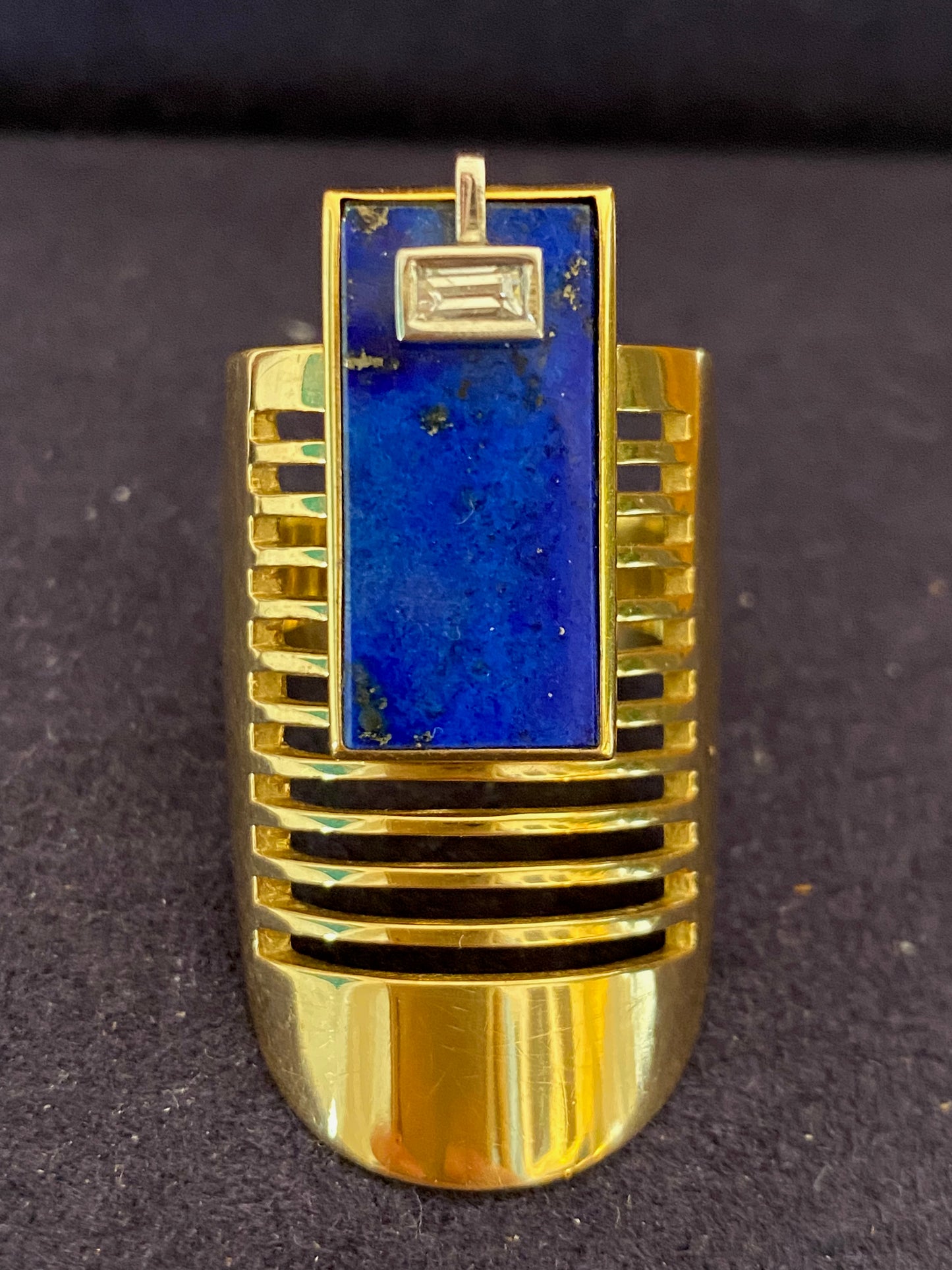 JANINE RENARD (1947),  BAGUE MODERNISTE LAPIS LAZULI DIAMANT