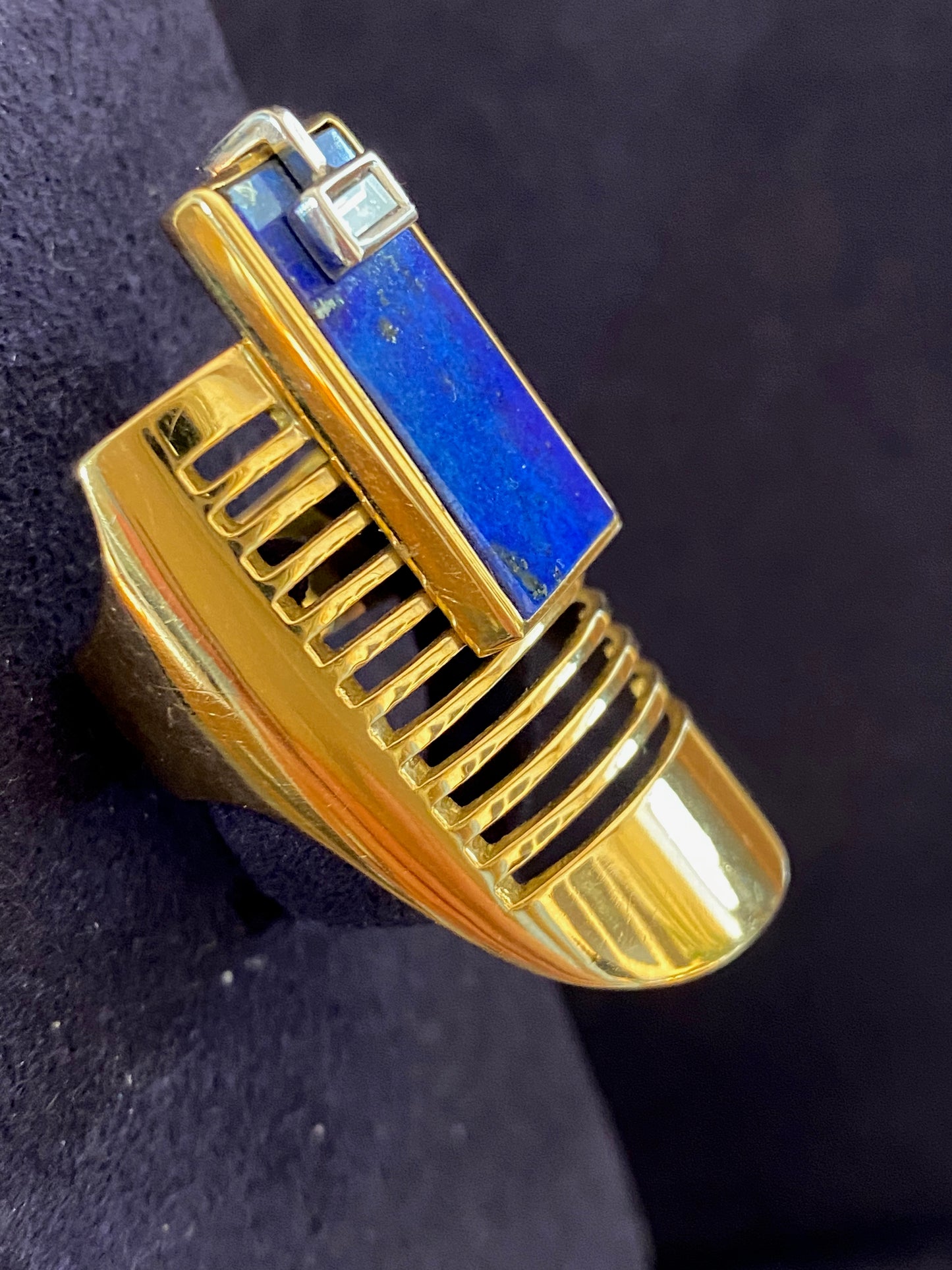 JANINE RENARD (1947),  BAGUE MODERNISTE LAPIS LAZULI DIAMANT