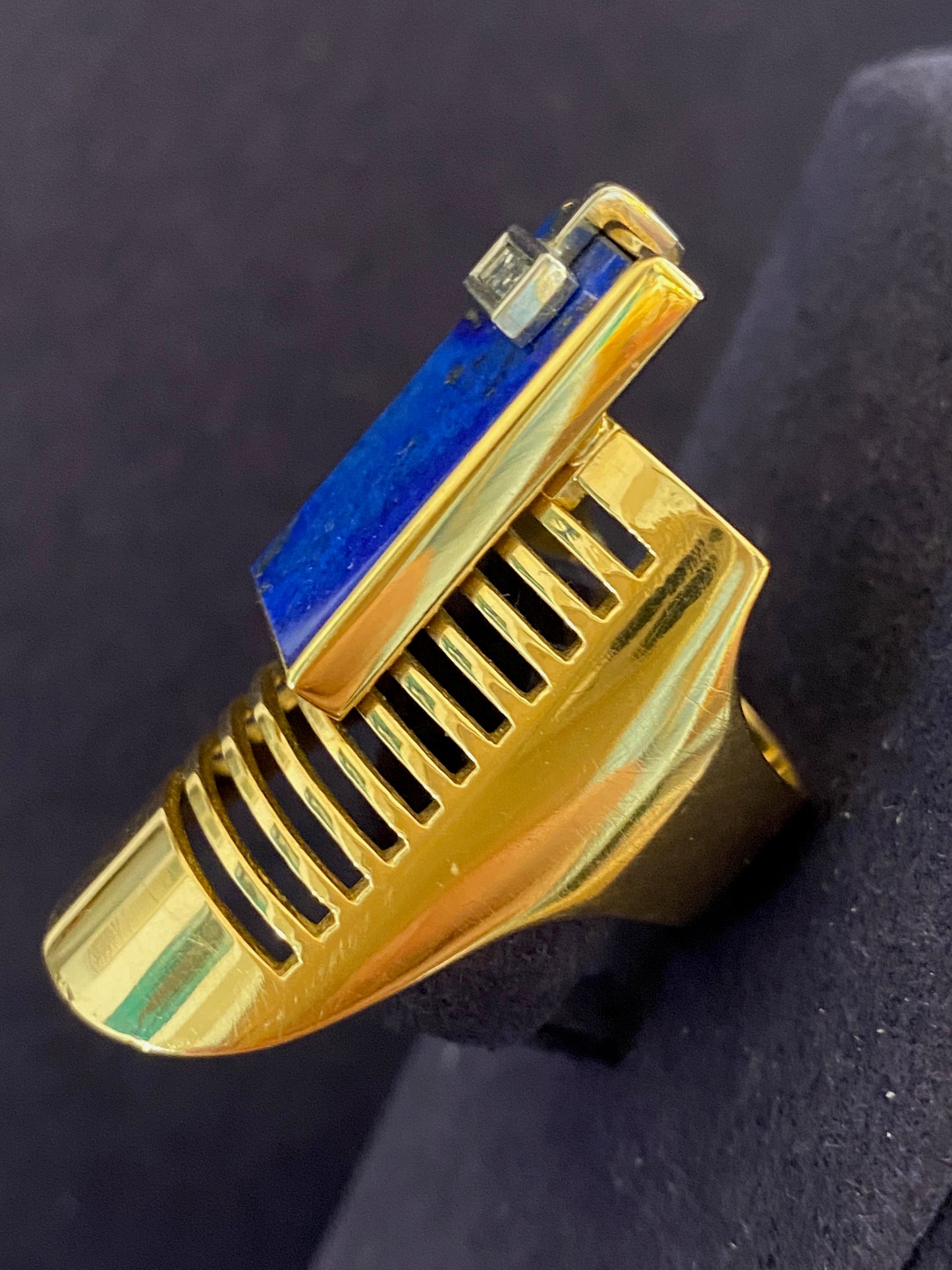 JANINE RENARD (1947),  BAGUE MODERNISTE LAPIS LAZULI DIAMANT