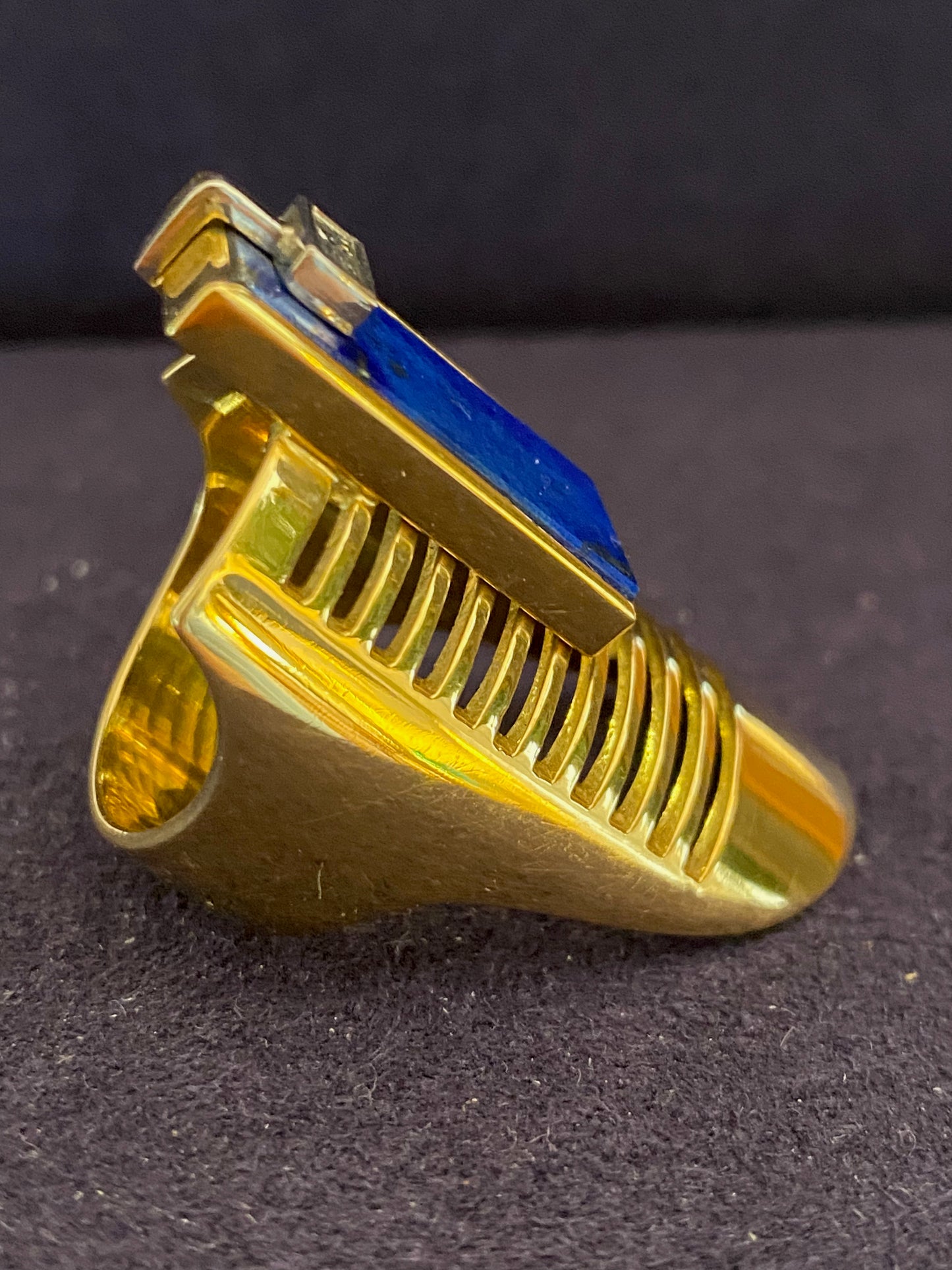 JANINE RENARD (1947),  BAGUE MODERNISTE LAPIS LAZULI DIAMANT