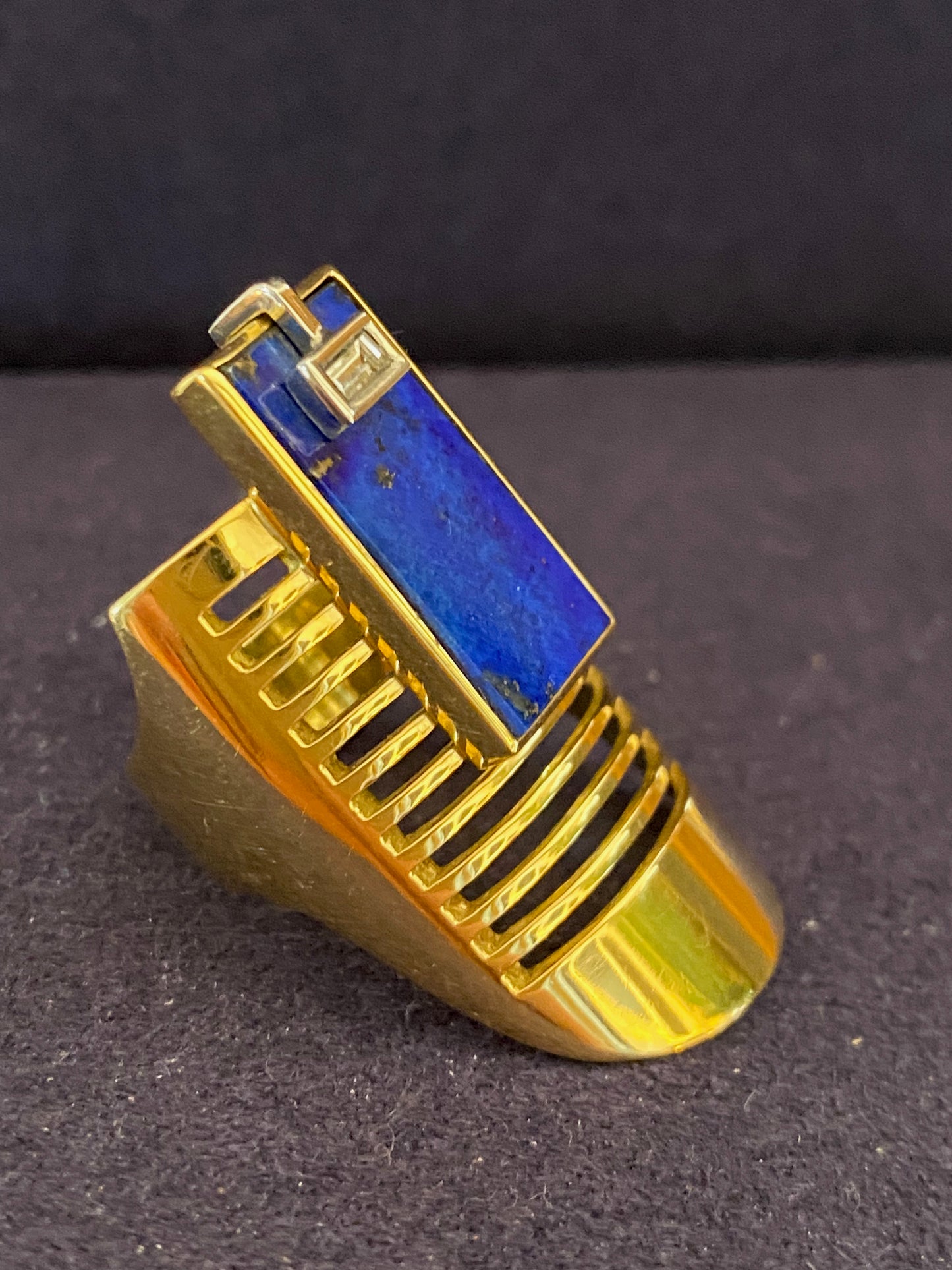 JANINE RENARD (1947),  BAGUE MODERNISTE LAPIS LAZULI DIAMANT
