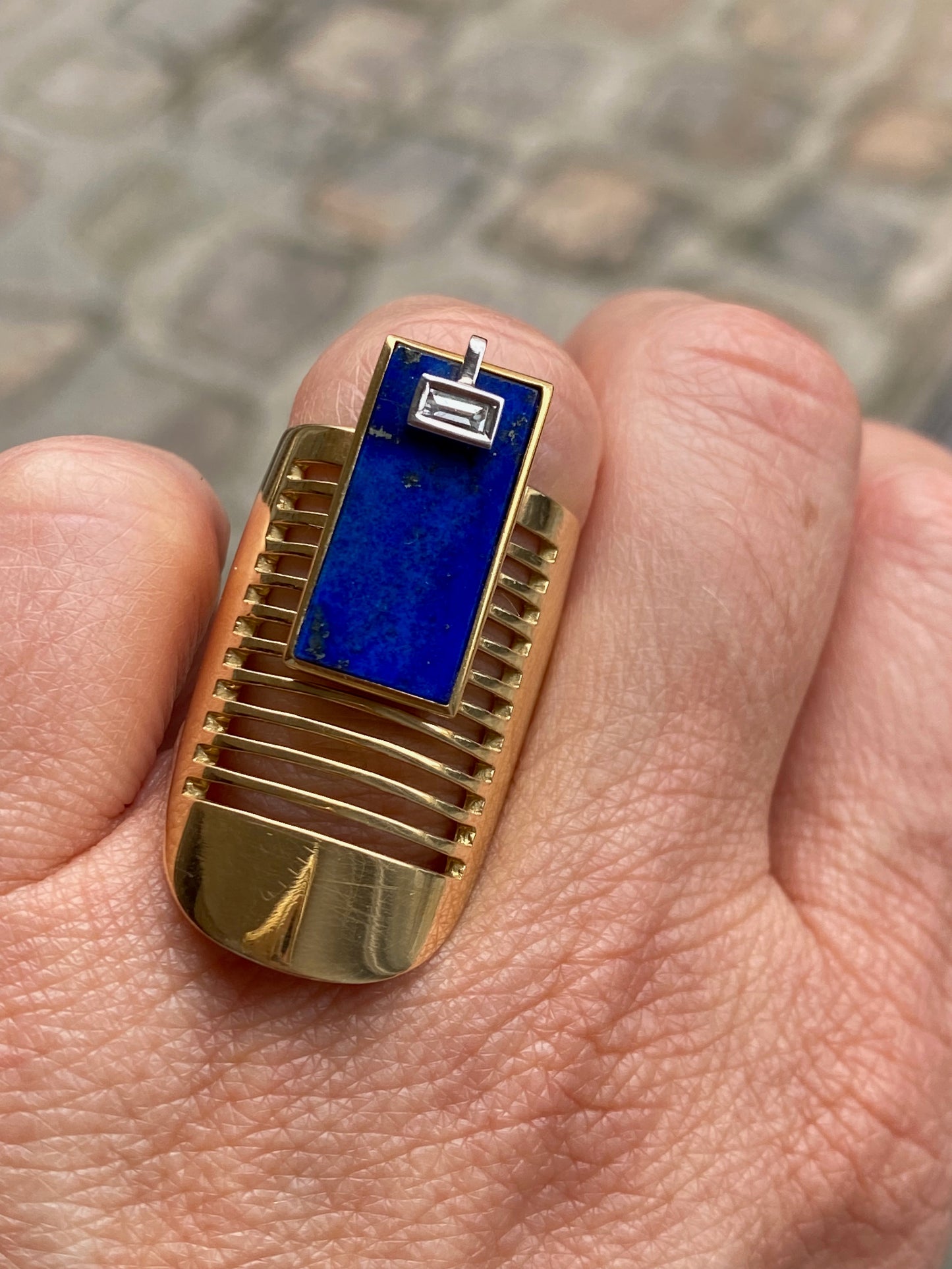 JANINE RENARD (1947),  BAGUE MODERNISTE LAPIS LAZULI DIAMANT