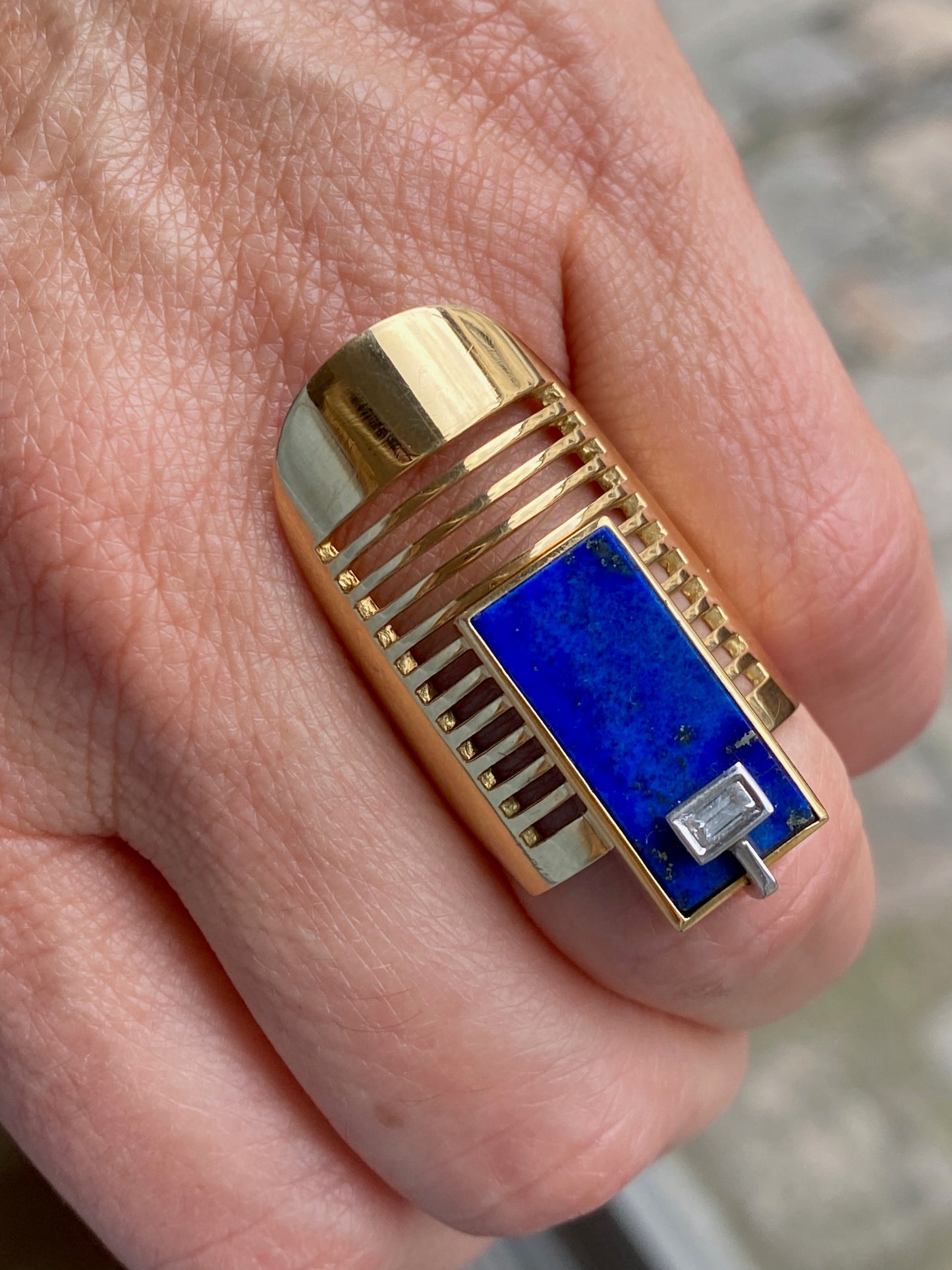 JANINE RENARD (1947),  BAGUE MODERNISTE LAPIS LAZULI DIAMANT