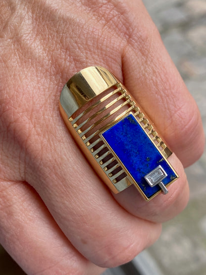JANINE RENARD (1947),  BAGUE MODERNISTE LAPIS LAZULI DIAMANT