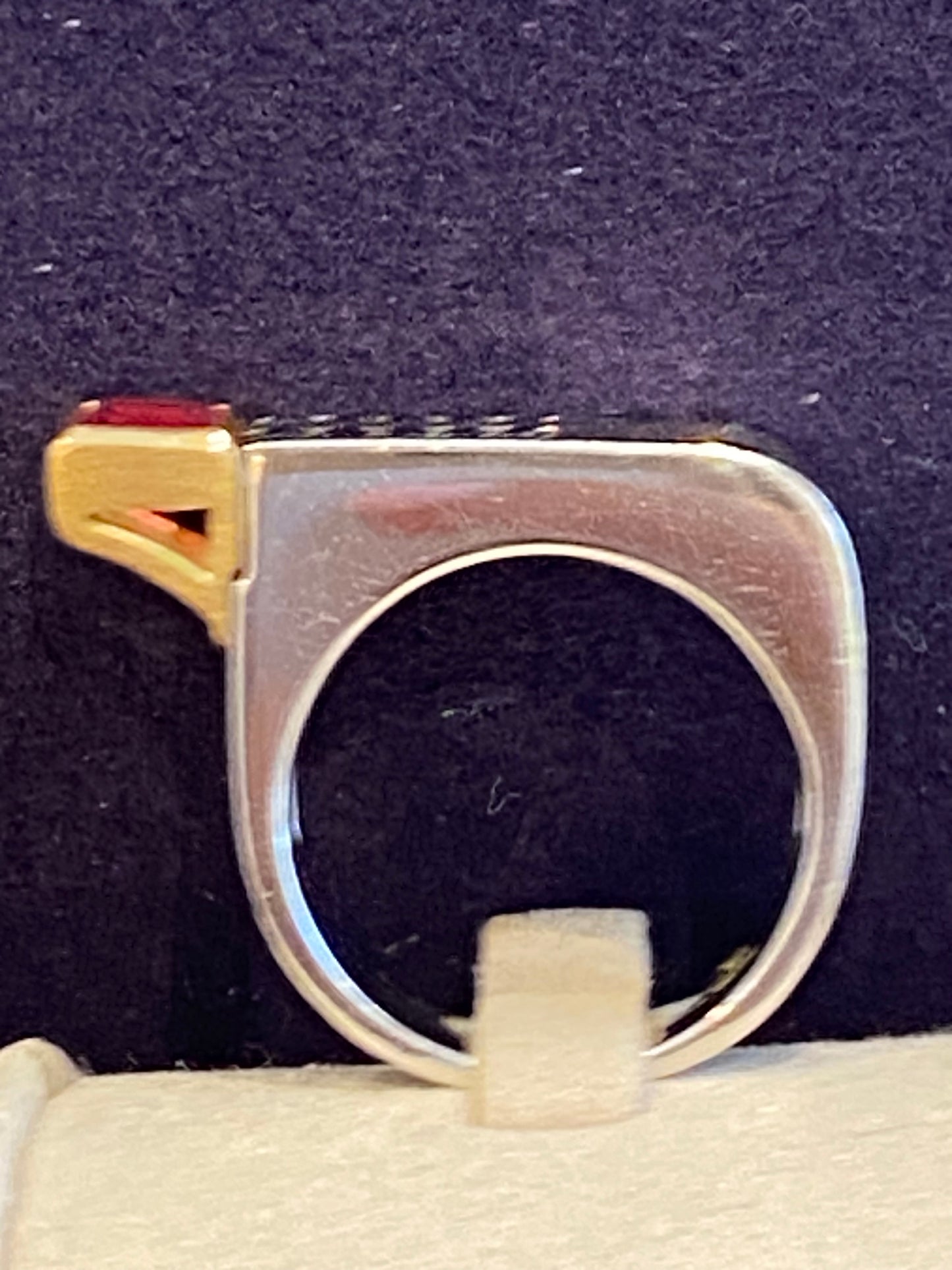 JANINE RENARD (1947), BAGUE MODERNISTE DEUX ORS & DIAMANTS NOIRS