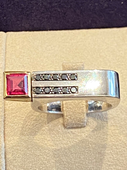 JANINE RENARD (1947), BAGUE MODERNISTE DEUX ORS & DIAMANTS NOIRS