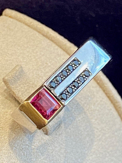 JANINE RENARD (1947), BAGUE MODERNISTE DEUX ORS & DIAMANTS NOIRS