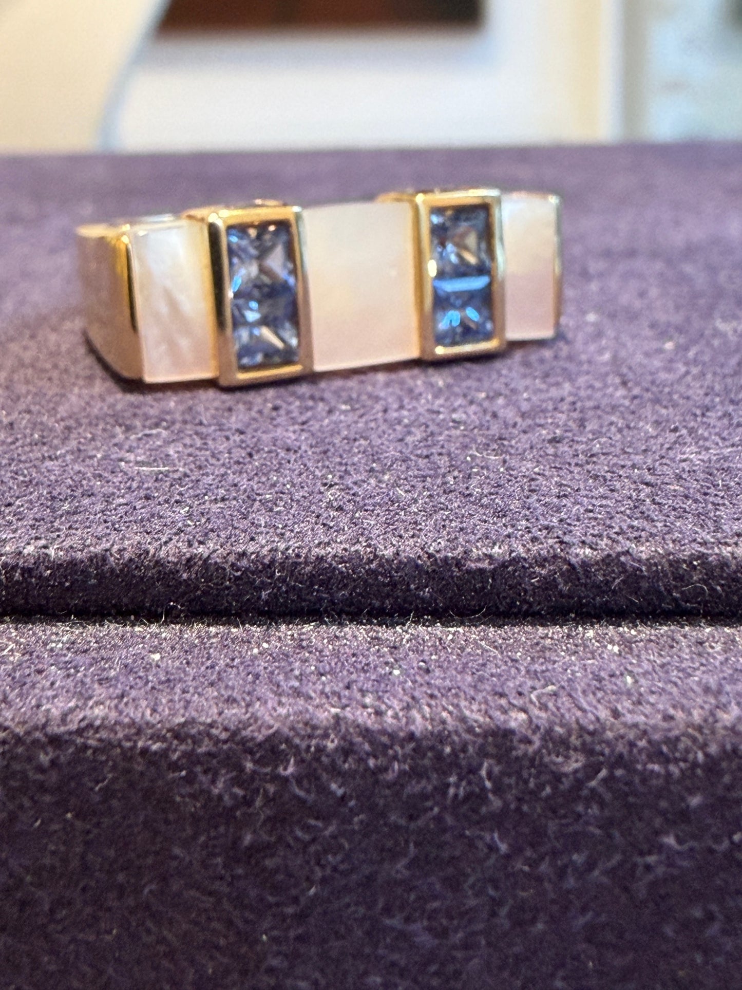 BAGUE MODERNISTE NACRE & SAPHIRS