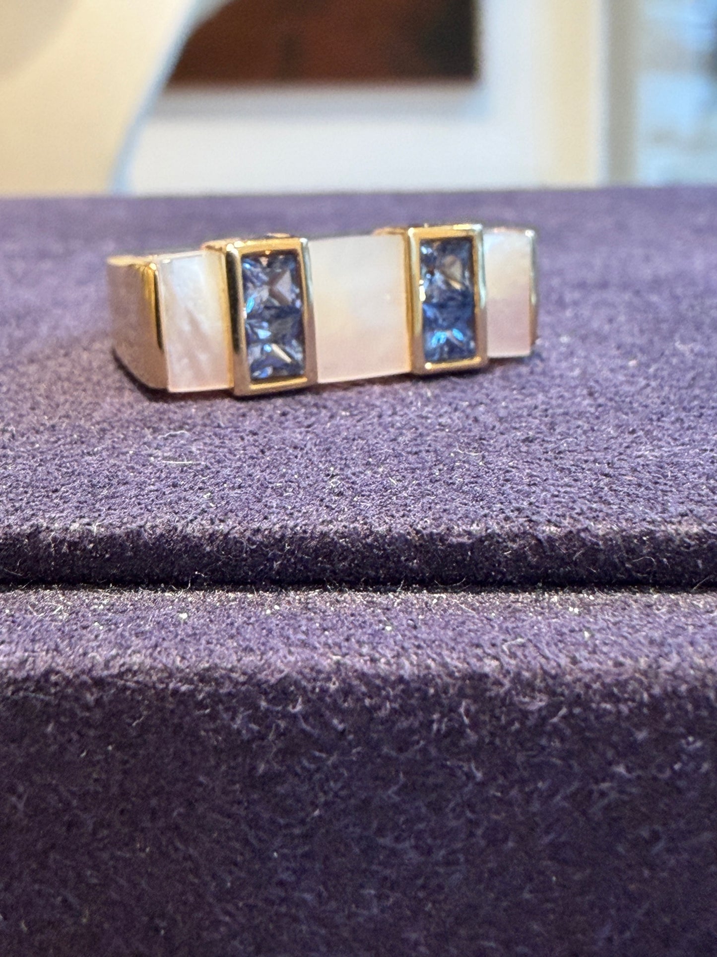 BAGUE MODERNISTE NACRE & SAPHIRS