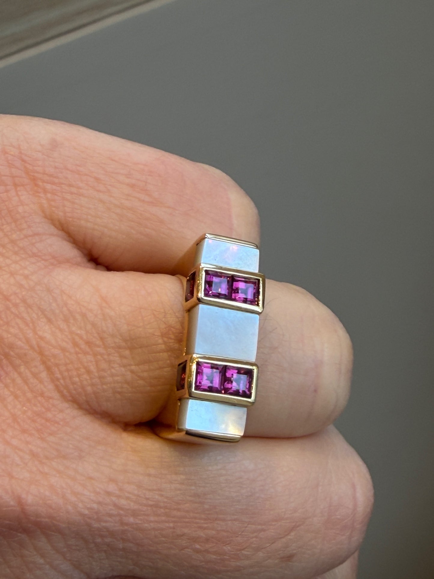 BAGUE MODERNISTE NACRE & SAPHIRS ROSES