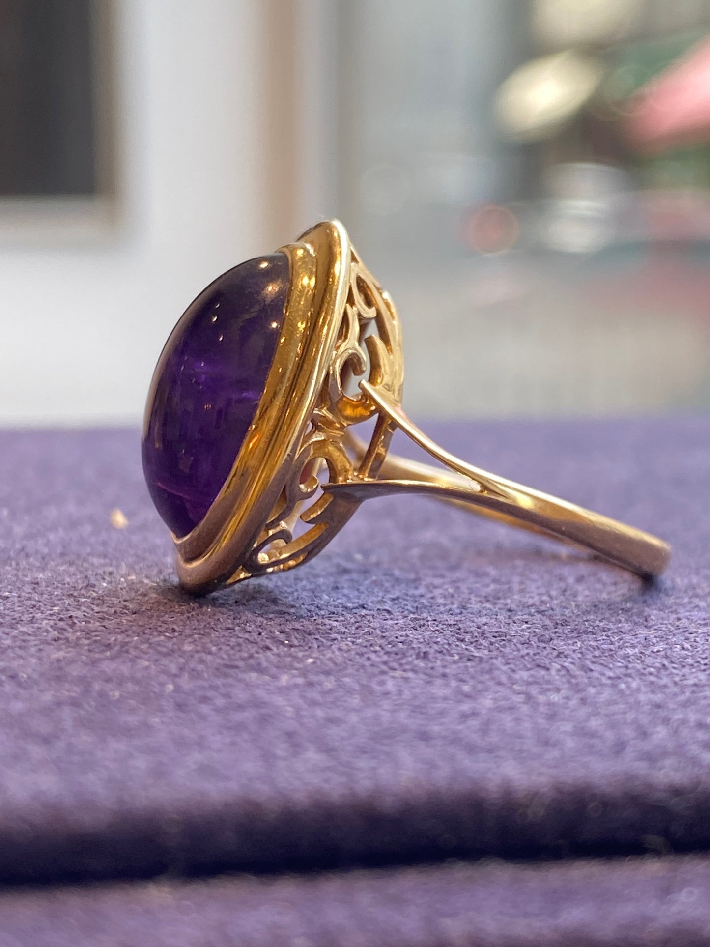 BAGUE ANCIENNE EN OR JAUNE & AMETHYSTE CABOCHON