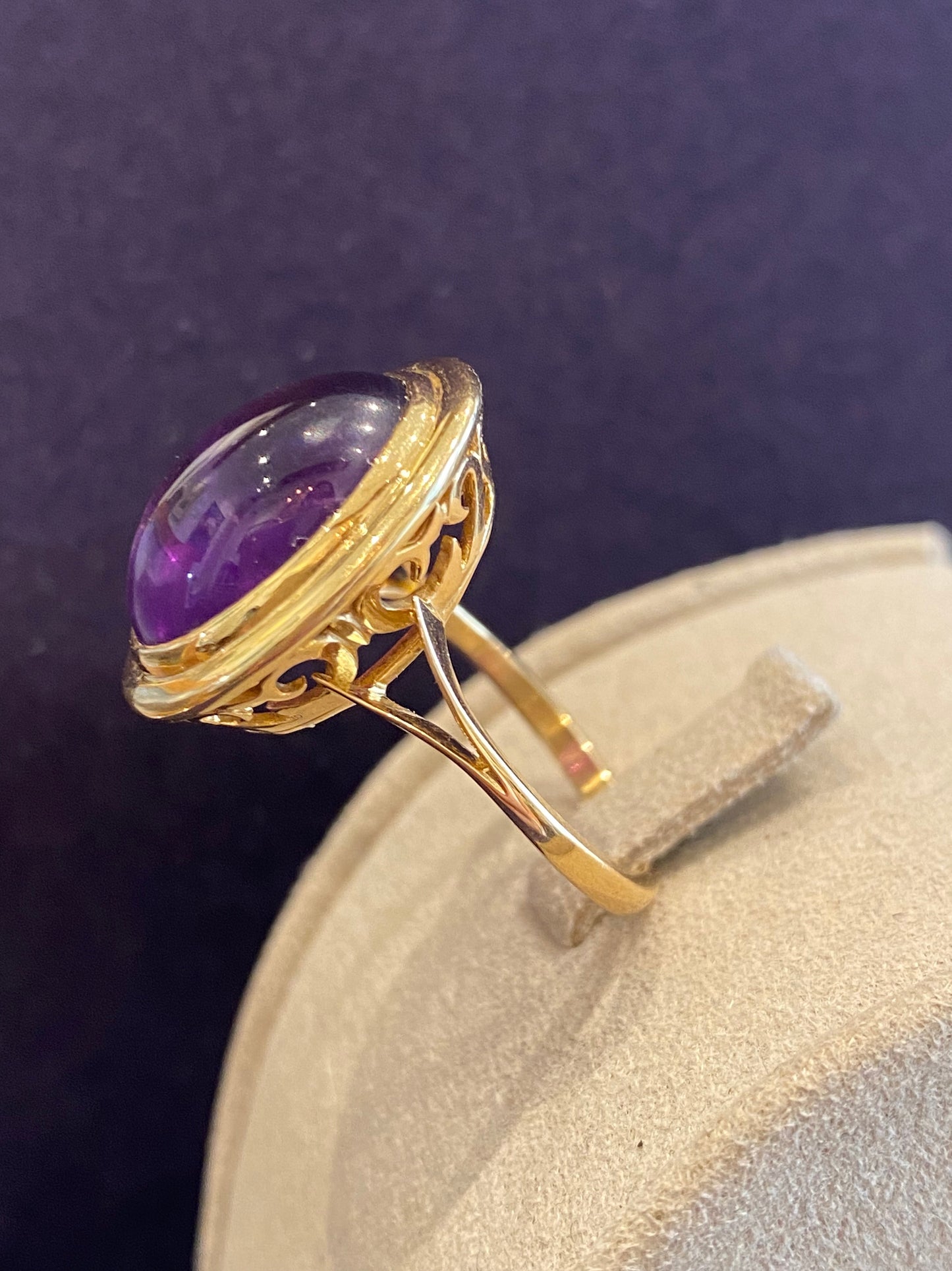 BAGUE ANCIENNE EN OR JAUNE & AMETHYSTE CABOCHON