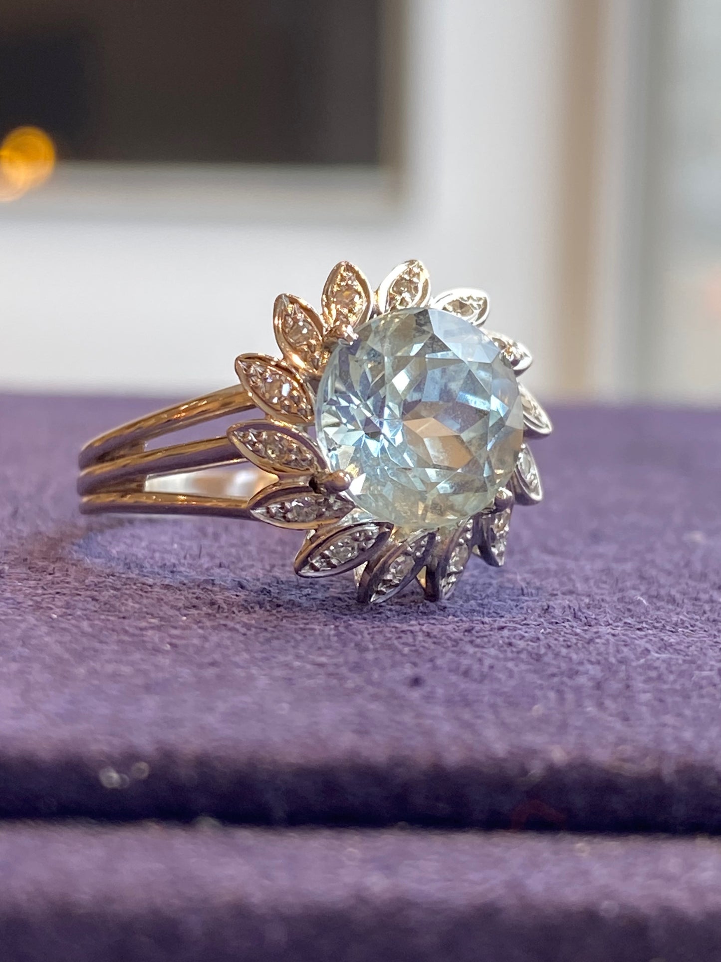 BAGUE MOUVEMENTEE EN OR GRIS & AIGUE-MARINE