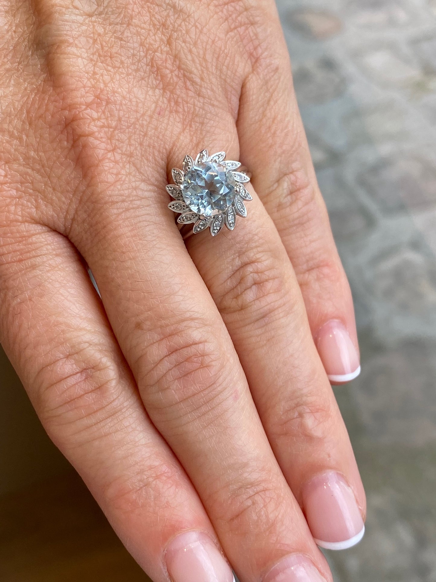 BAGUE MOUVEMENTEE EN OR GRIS & AIGUE-MARINE