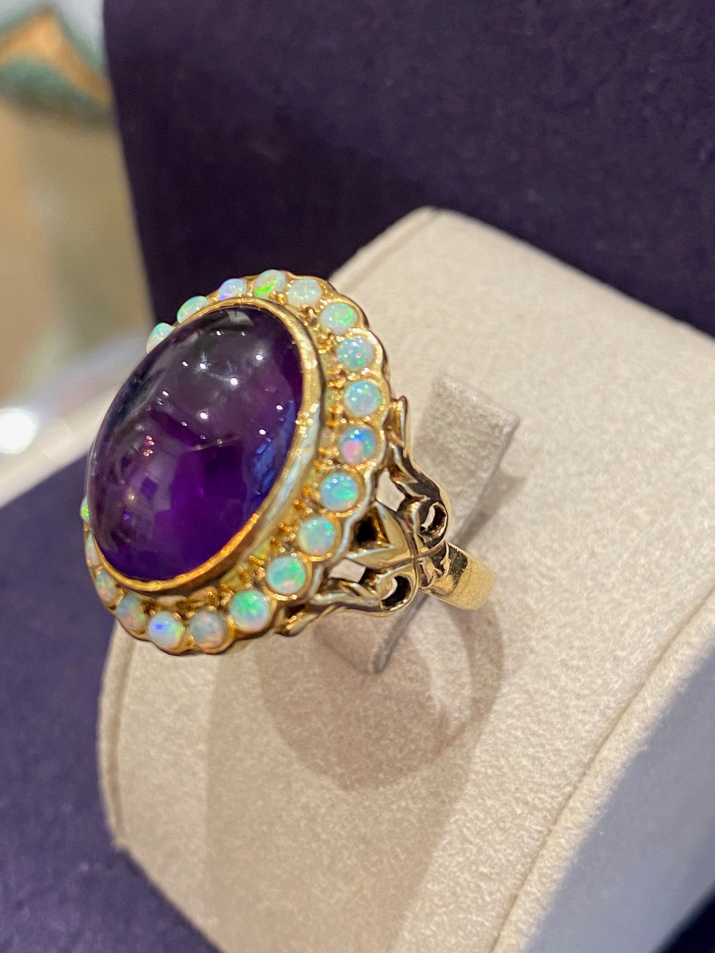 BAGUE ACIENNE AMETHYSTE CABOCHON ET OPALES