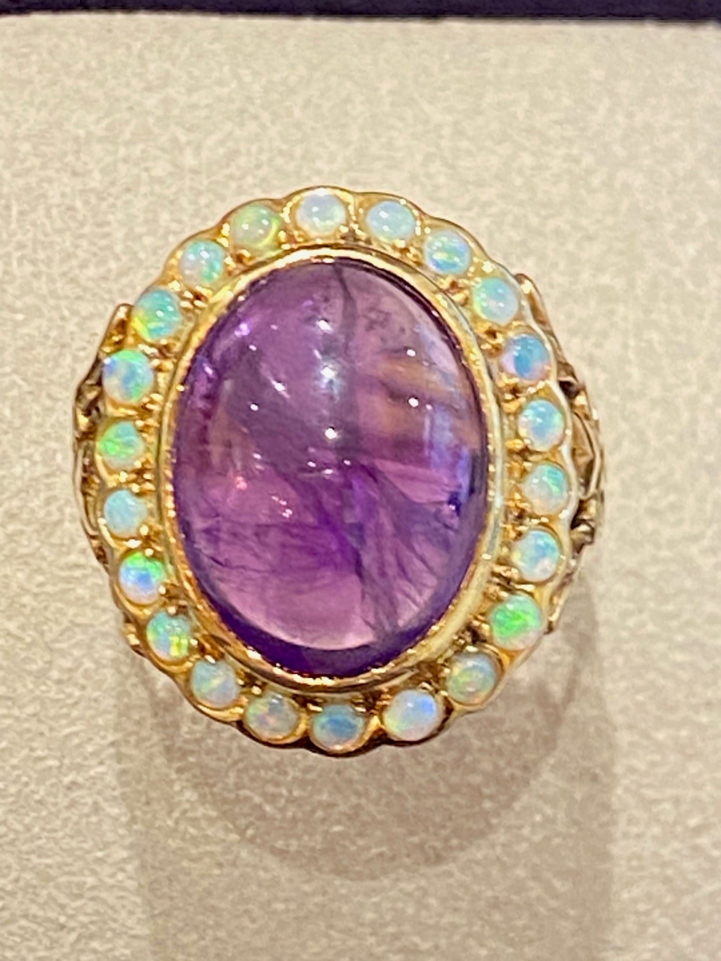 BAGUE ACIENNE AMETHYSTE CABOCHON ET OPALES