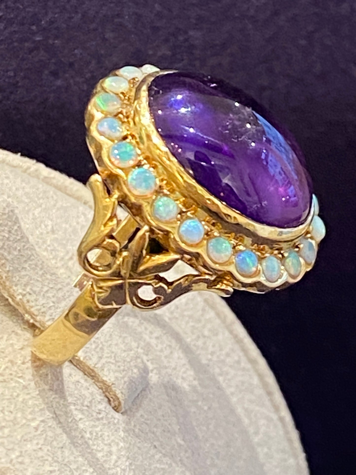 BAGUE ACIENNE AMETHYSTE CABOCHON ET OPALES