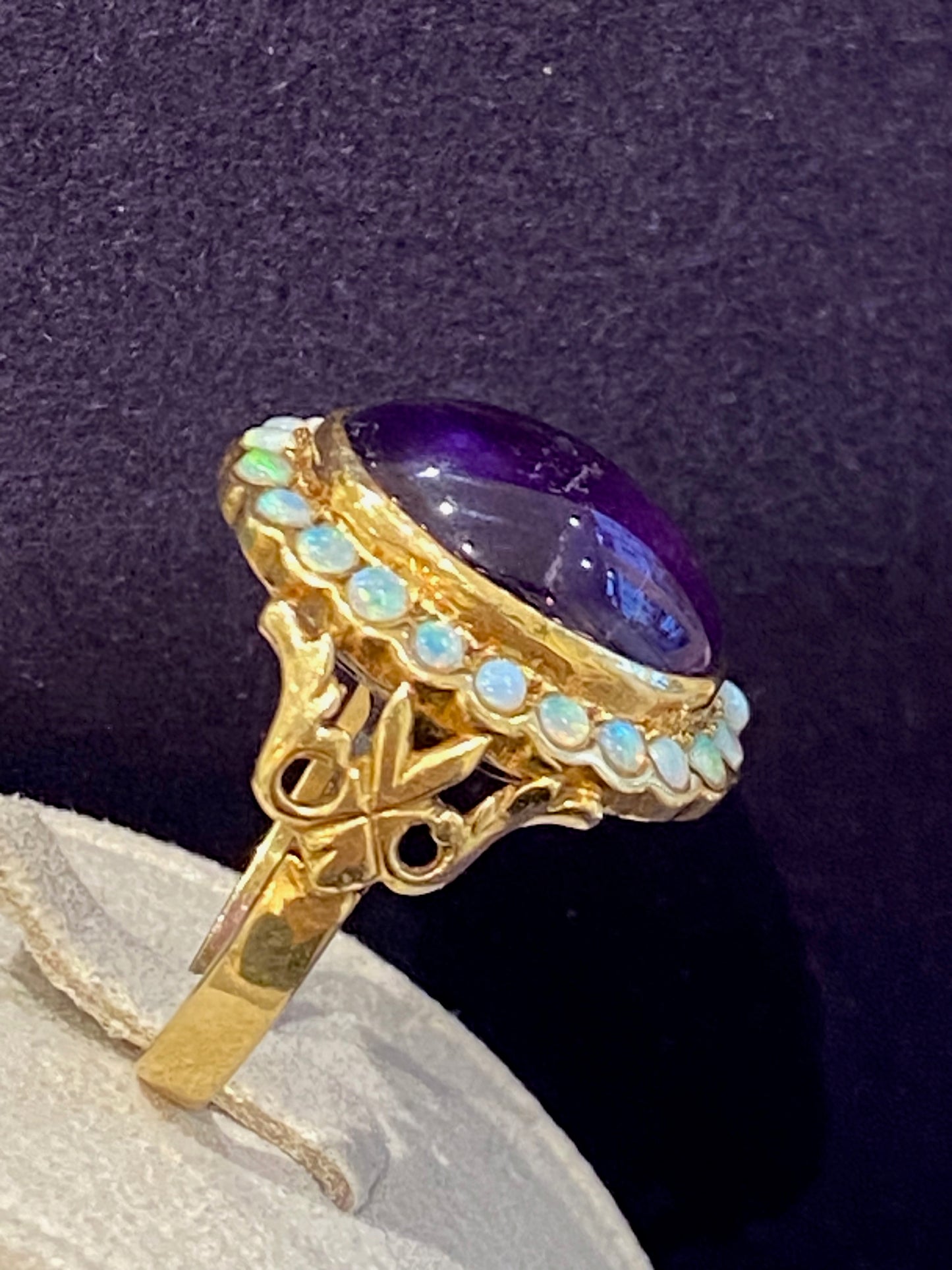 BAGUE ACIENNE AMETHYSTE CABOCHON ET OPALES