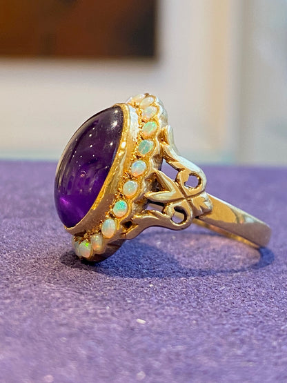 BAGUE ACIENNE AMETHYSTE CABOCHON ET OPALES