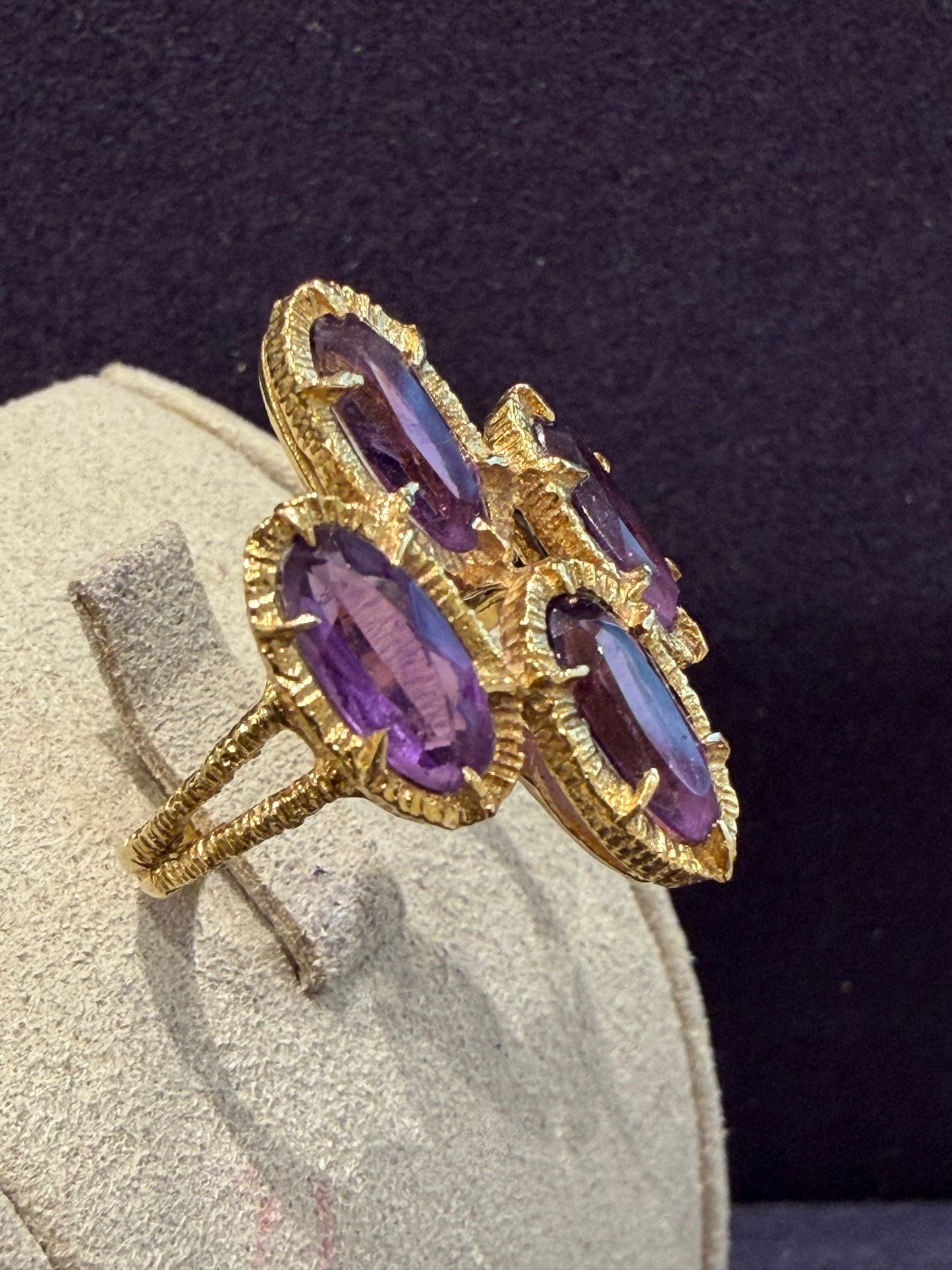 BAGUE SEVENTIES OR TEXTURE & AMETHYSTES