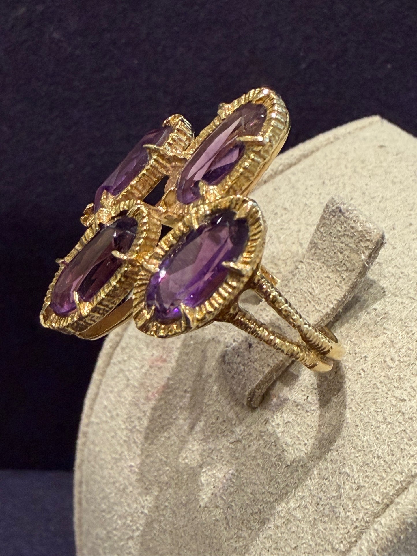 BAGUE SEVENTIES OR TEXTURE & AMETHYSTES