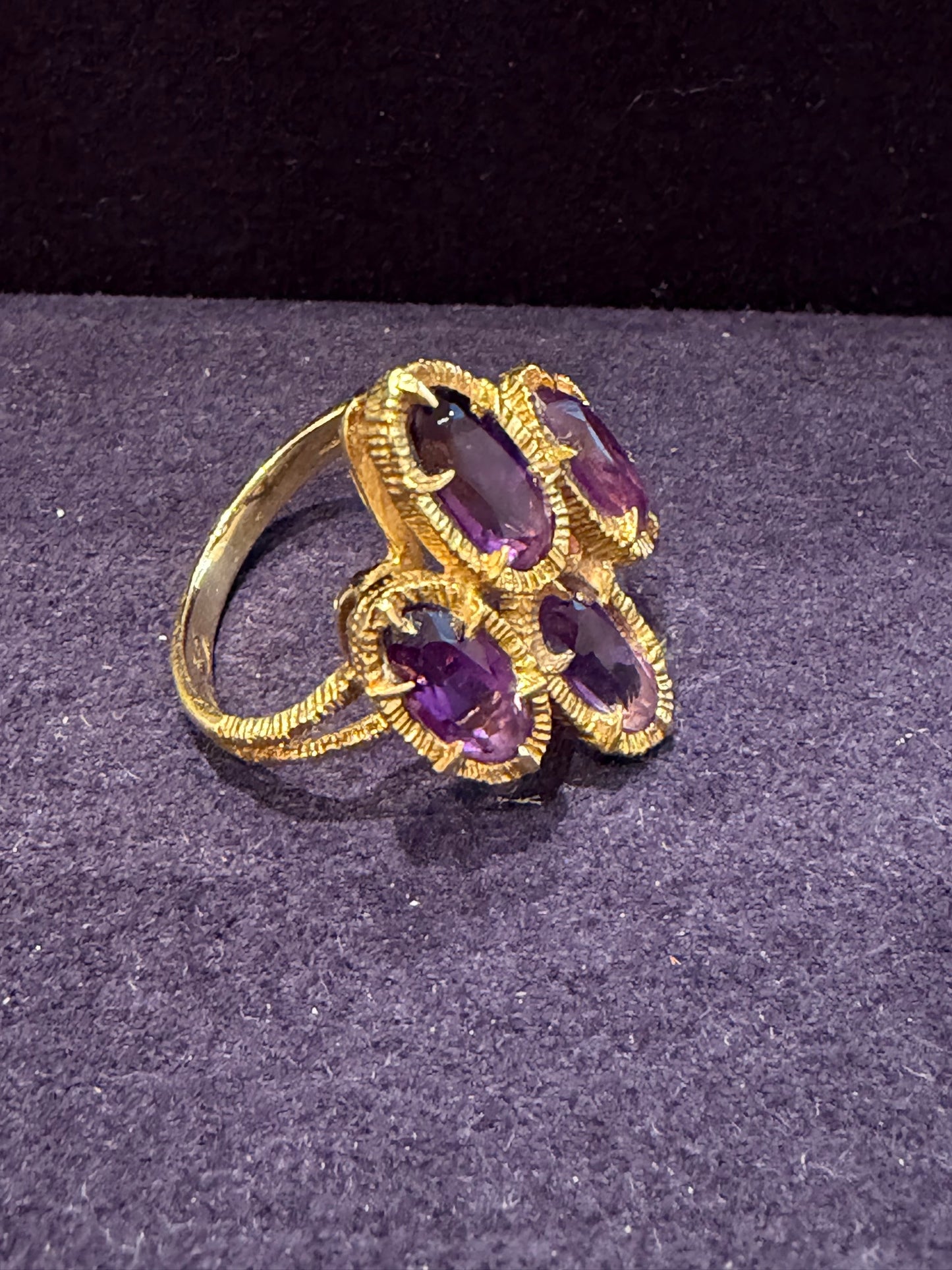 BAGUE SEVENTIES OR TEXTURE & AMETHYSTES