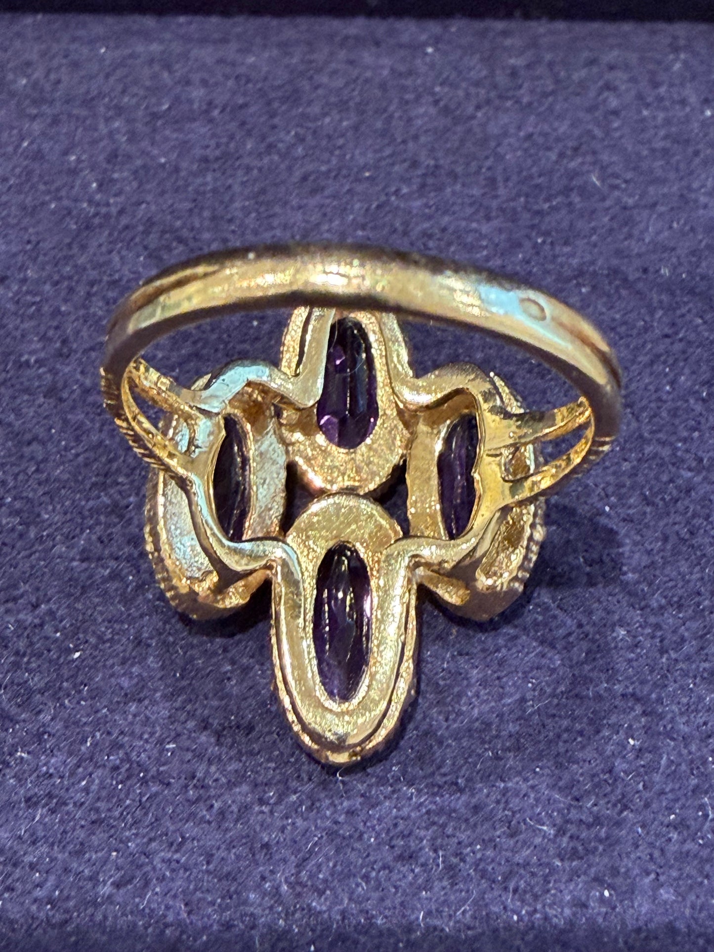 BAGUE SEVENTIES OR TEXTURE & AMETHYSTES