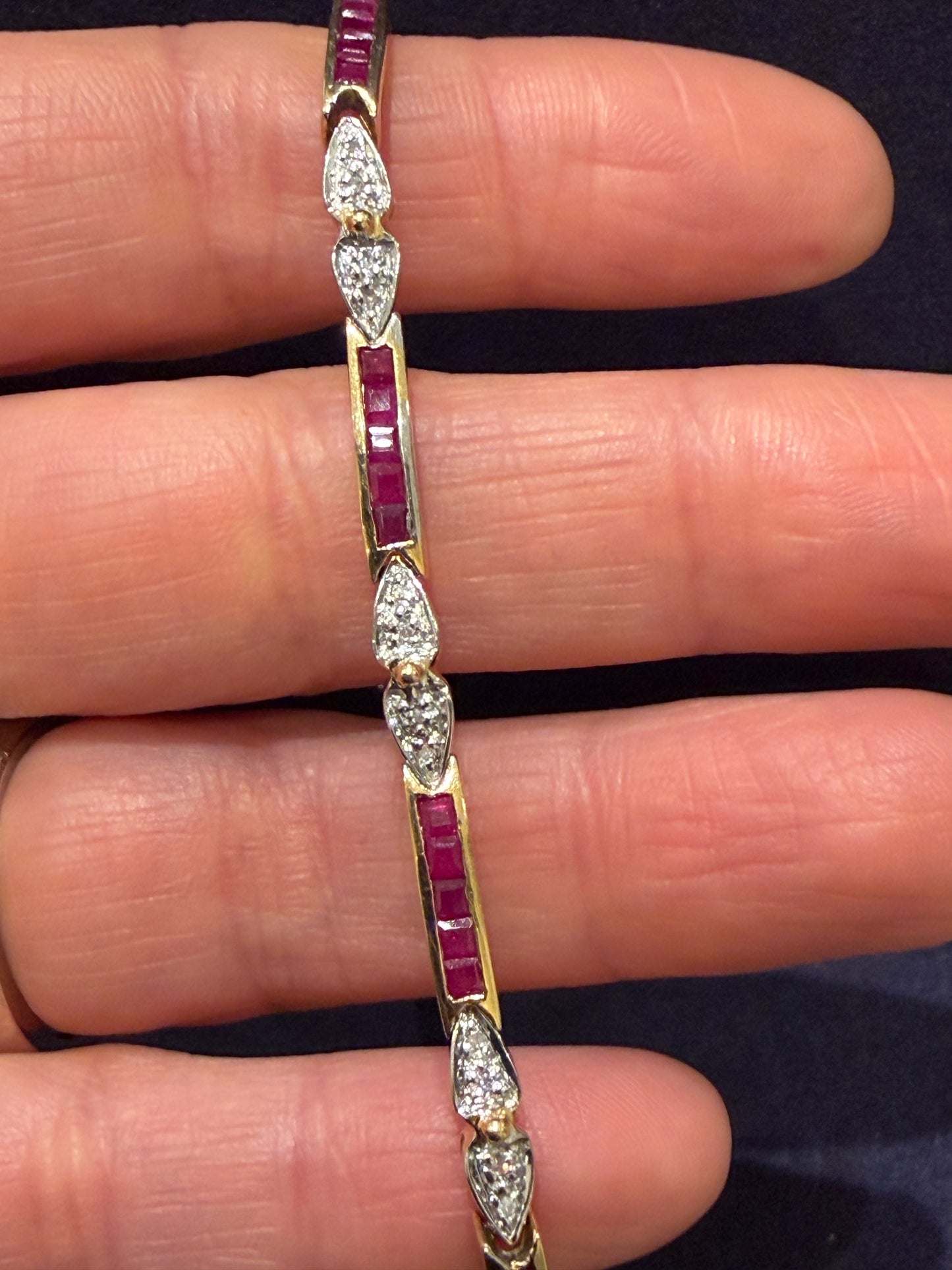 Bracelet articulé en or composé de lignes de rubis calibrés et diamants