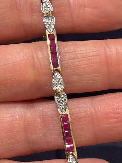 Bracelet articulé en or composé de lignes de rubis calibrés et diamants