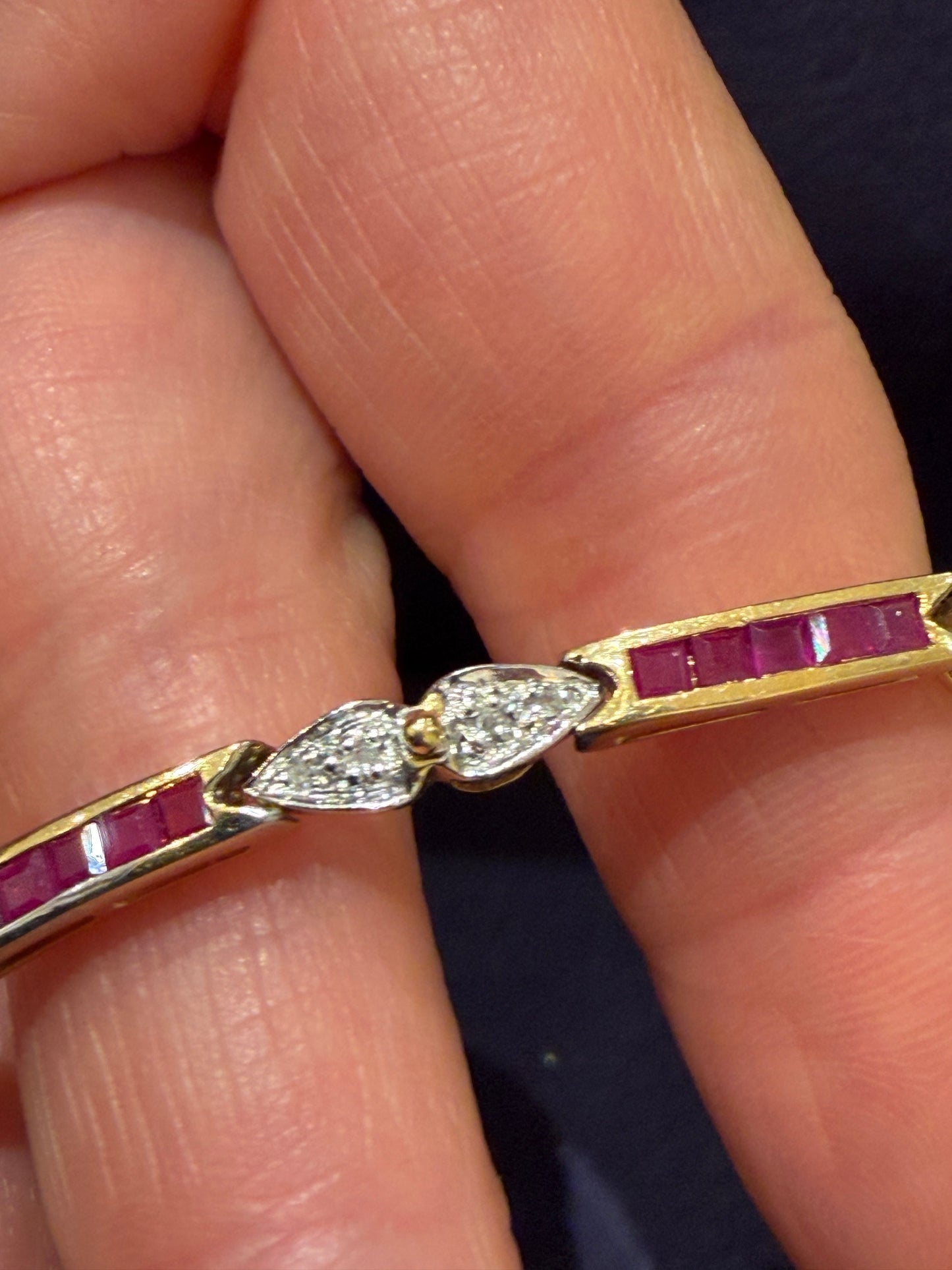 Bracelet articulé en or composé de lignes de rubis calibrés et diamants