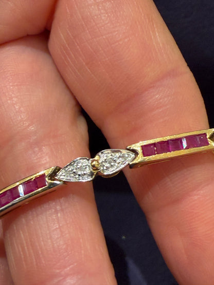 Bracelet articulé en or composé de lignes de rubis calibrés et diamants