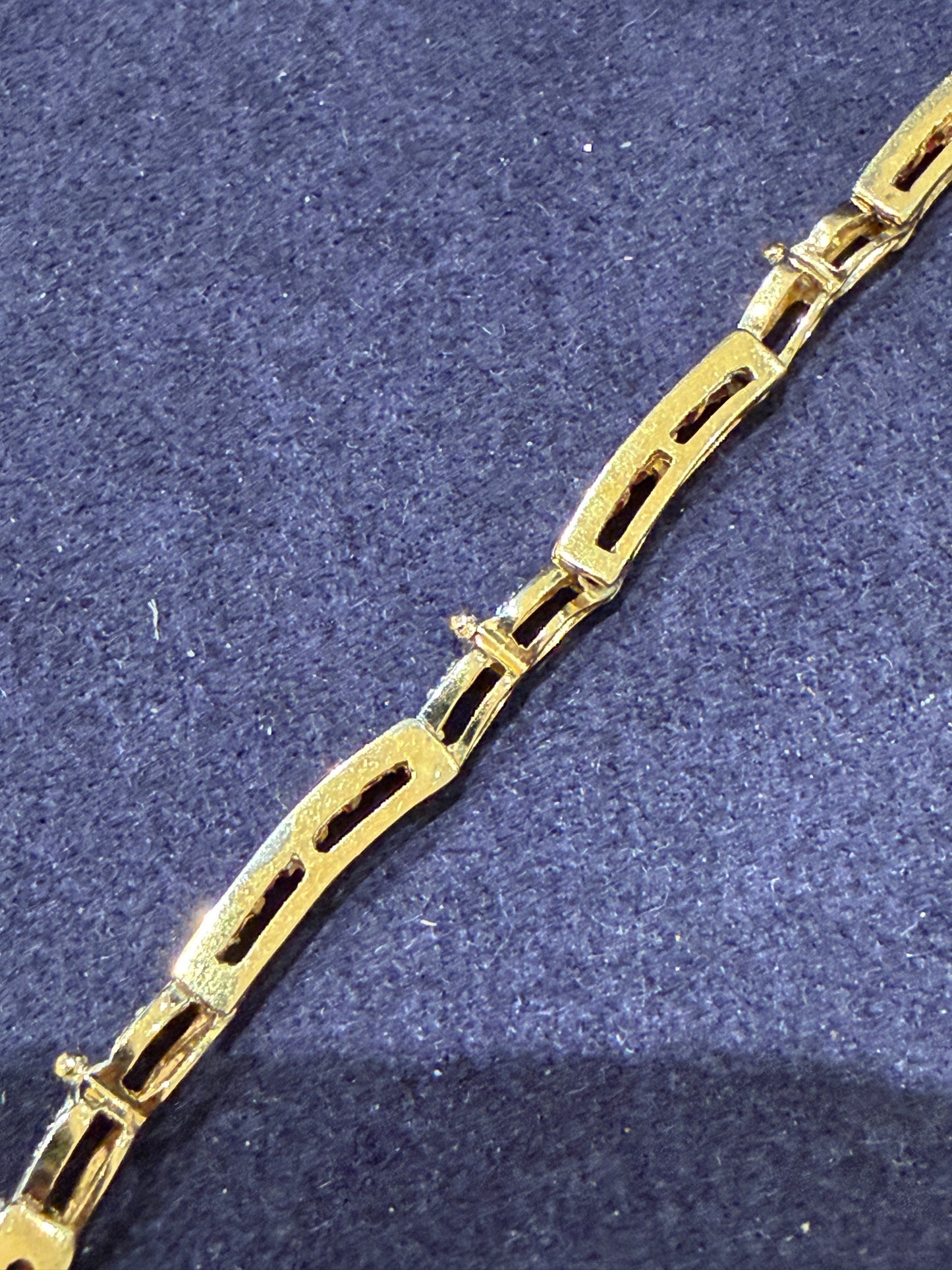 Bracelet articulé en or composé de lignes de rubis calibrés et diamants