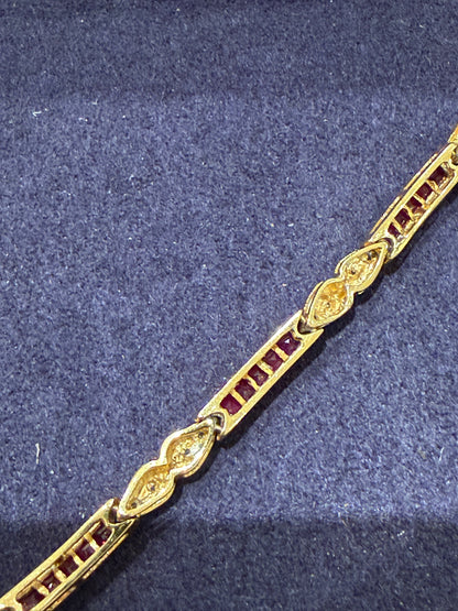 Bracelet articulé en or composé de lignes de rubis calibrés et diamants