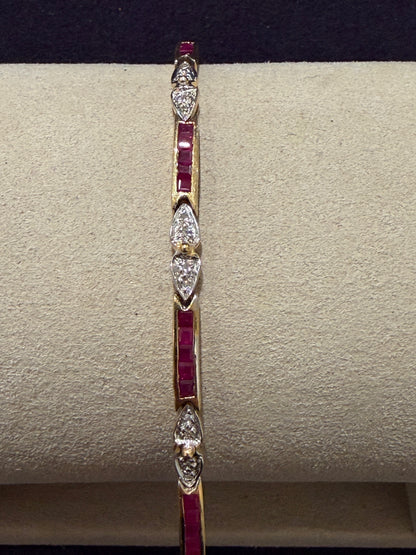 Bracelet articulé en or composé de lignes de rubis calibrés et diamants