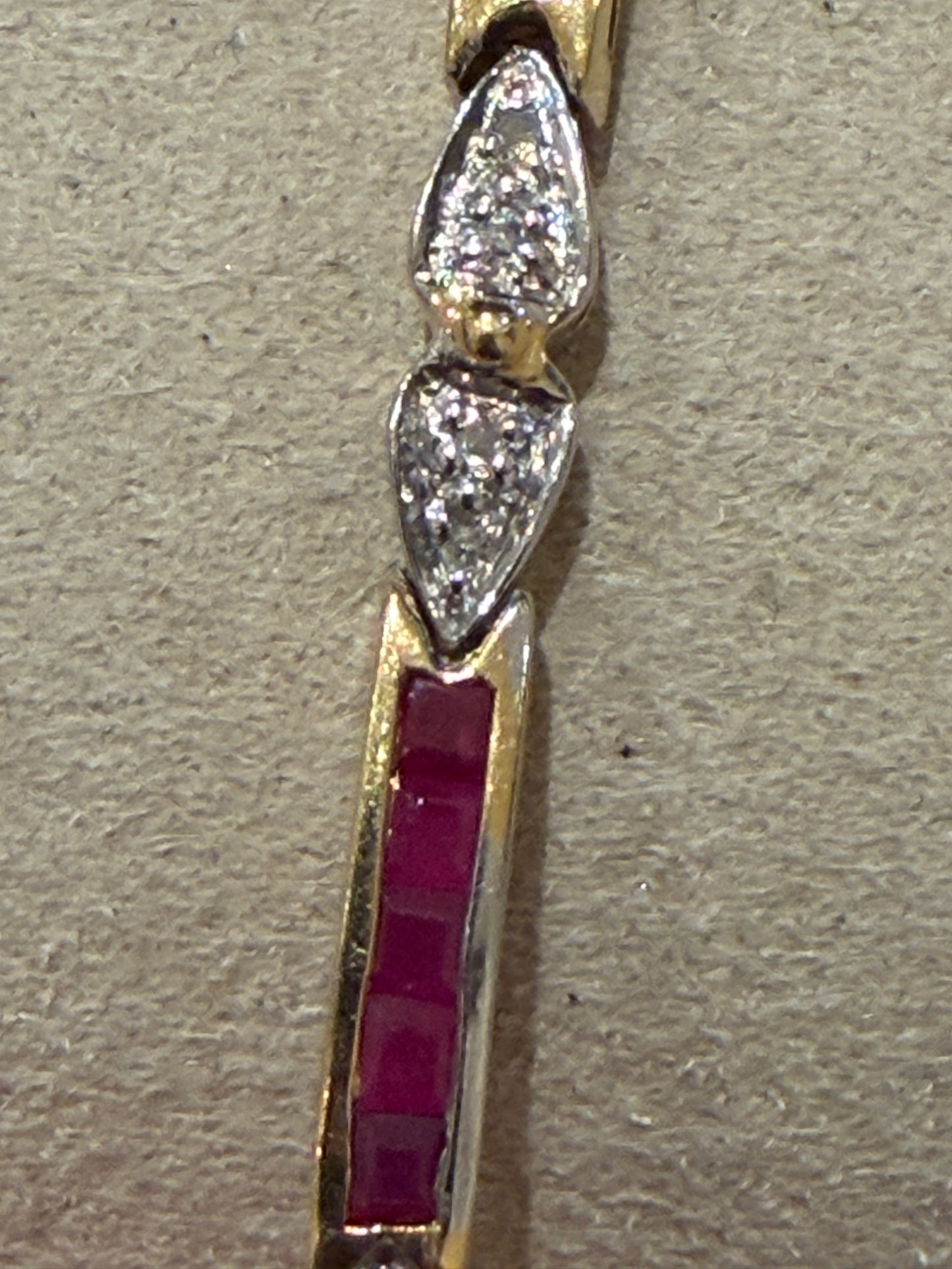 Bracelet articulé en or composé de lignes de rubis calibrés et diamants