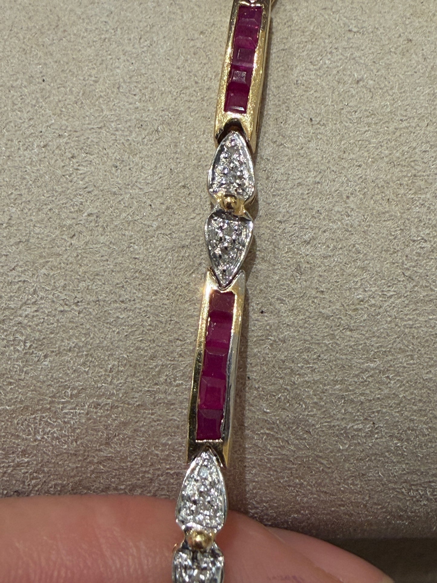 Bracelet articulé en or composé de lignes de rubis calibrés et diamants