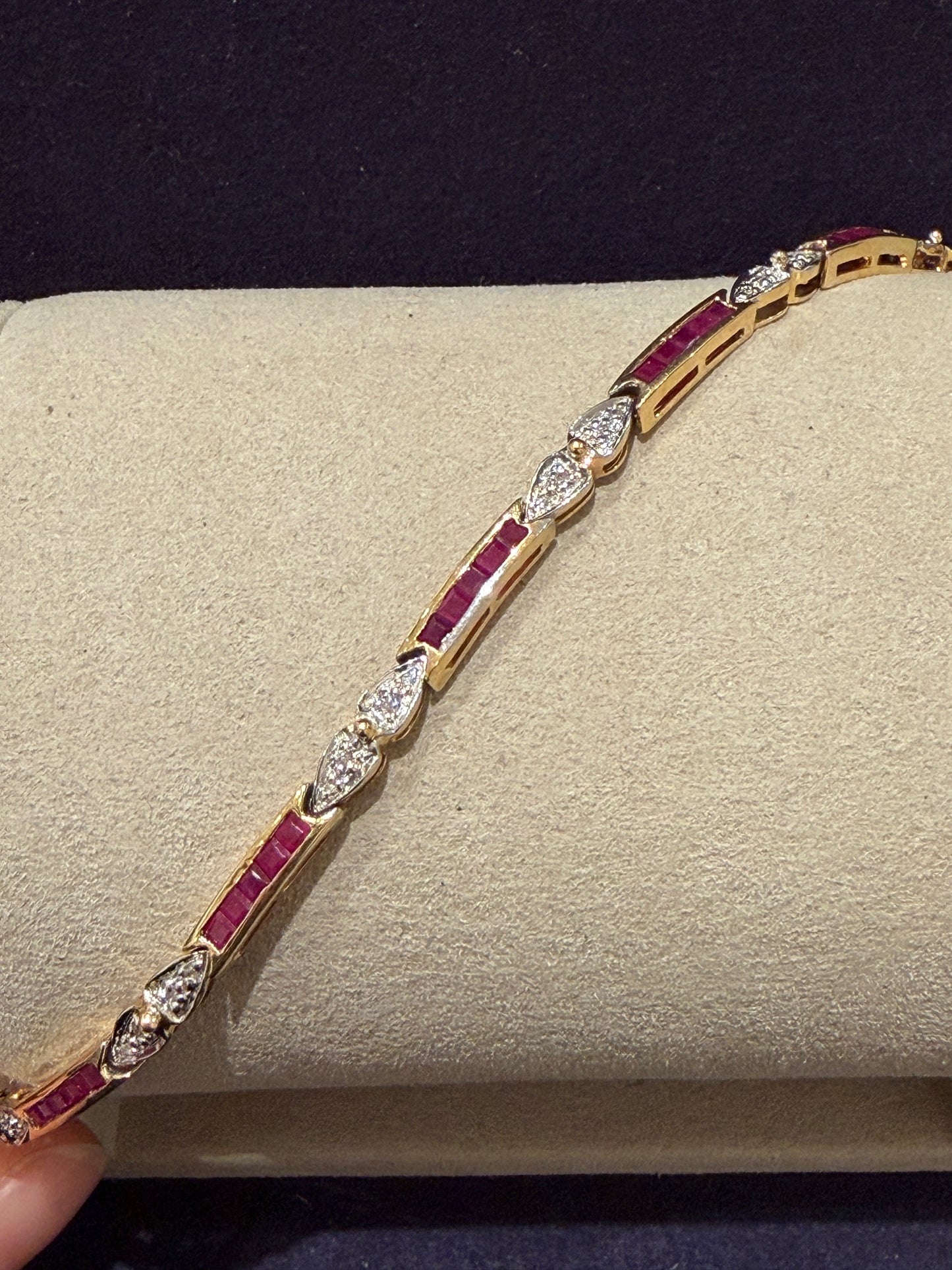 Bracelet articulé en or composé de lignes de rubis calibrés et diamants