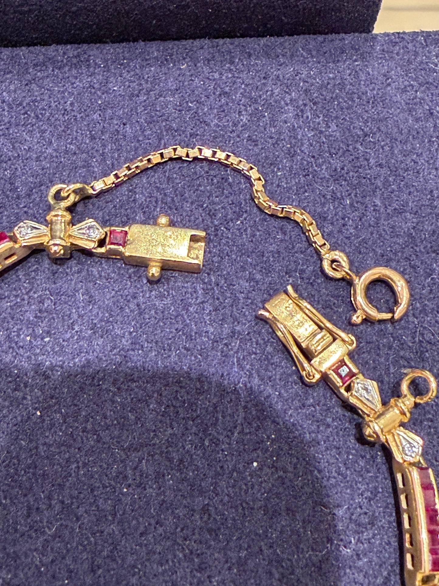 Bracelet articulé en or composé de maillons rubis et diamants