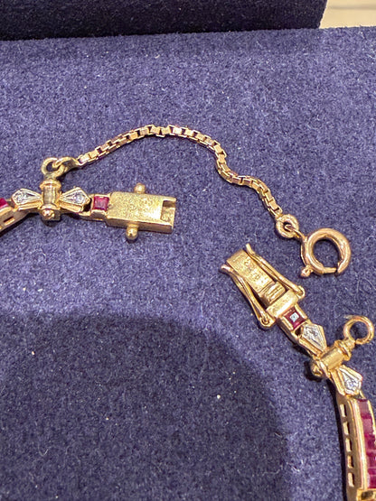 Bracelet articulé en or composé de maillons rubis et diamants