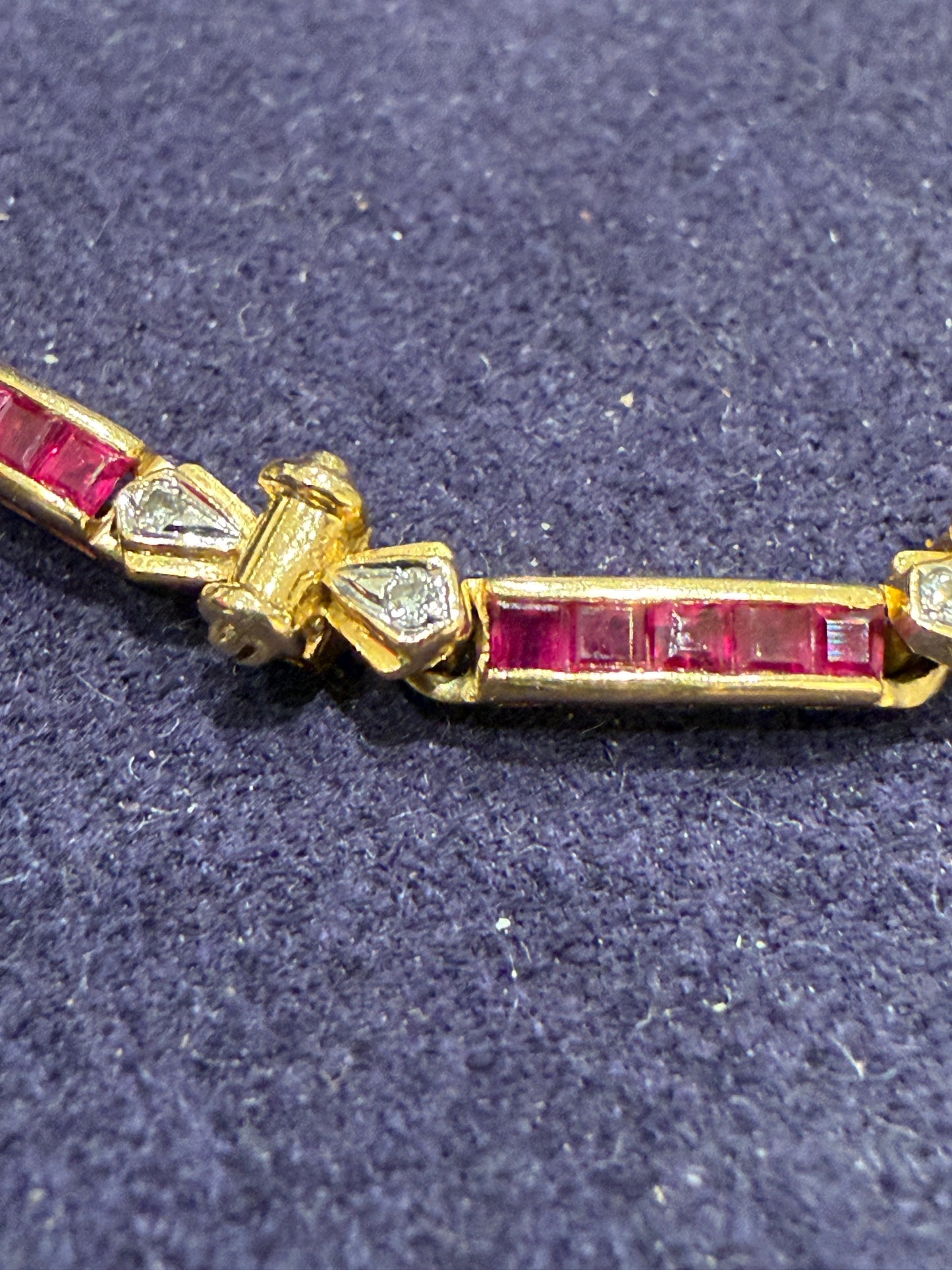 Bracelet articulé en or composé de maillons rubis et diamants