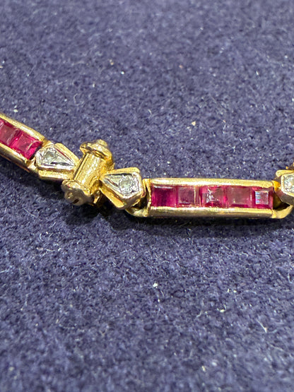 Bracelet articulé en or composé de maillons rubis et diamants