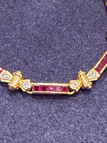 Bracelet articulé en or composé de maillons rubis et diamants