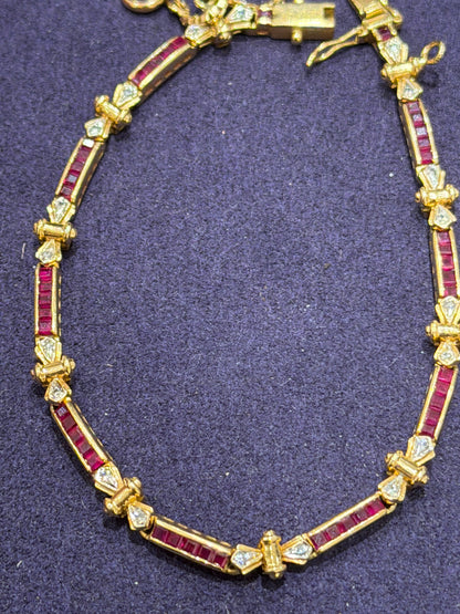 Bracelet articulé en or composé de maillons rubis et diamants