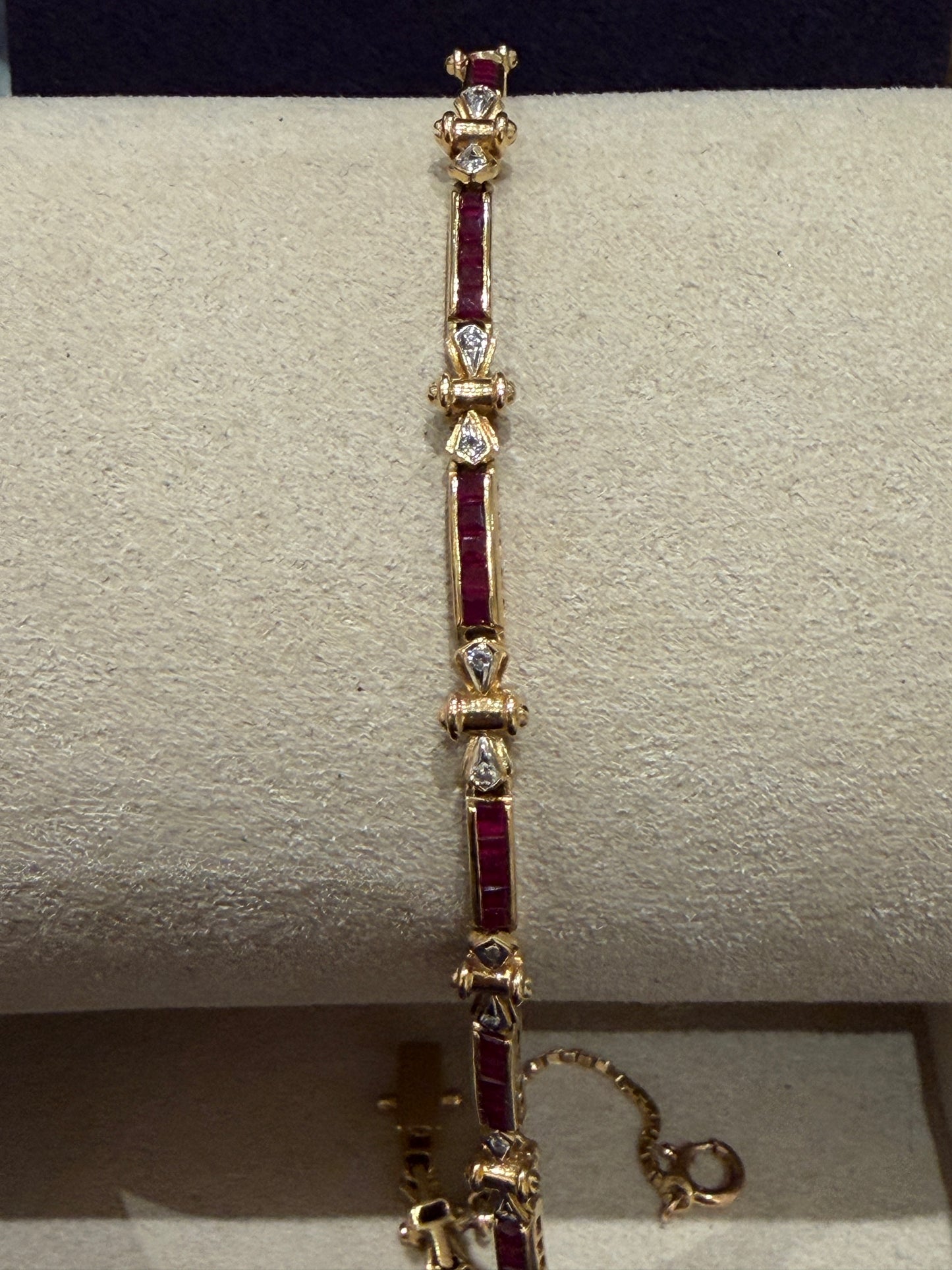 Bracelet articulé en or composé de maillons rubis et diamants