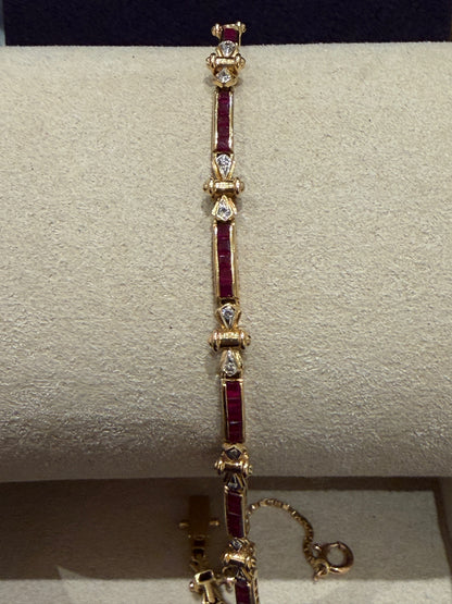 Bracelet articulé en or composé de maillons rubis et diamants