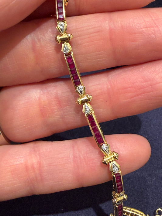 Bracelet articulé en or composé de maillons rubis et diamants