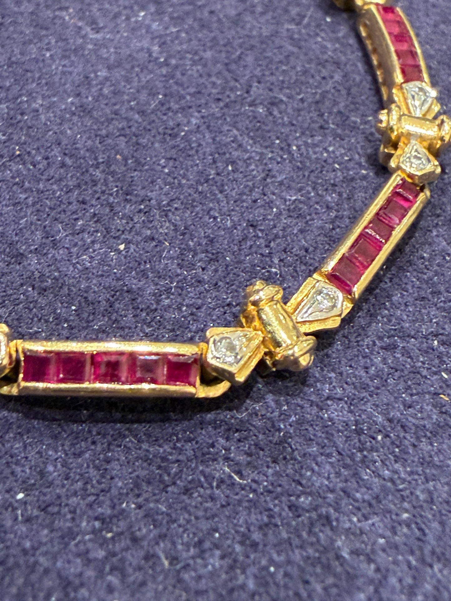 Bracelet articulé en or composé de maillons rubis et diamants